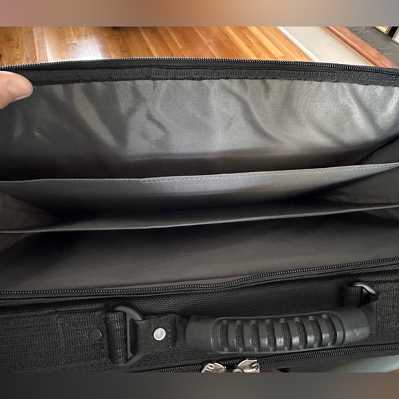 Targus Computer/ Laptop/Mobile Scanner Briefcase - Picture 8 of 9